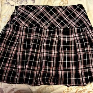 Pleated pink and black mini skirt